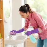 ترفندهای حرفه‌ای برای تميز كردن سنگ روشويی و حفظ درخشندگی آن